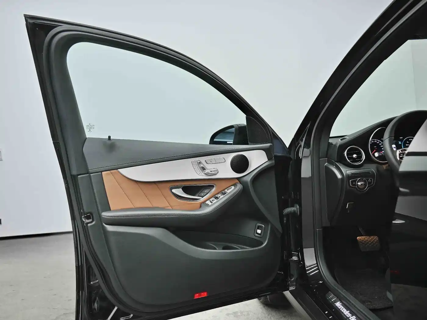 Mercedes-Benz GLC Coupe 2023 Model GLC 260 4MATIC Coupe SUV фото 14