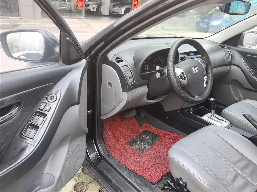 Hyundai Elantra 2015 1.6L Automatic Luxury фото 12