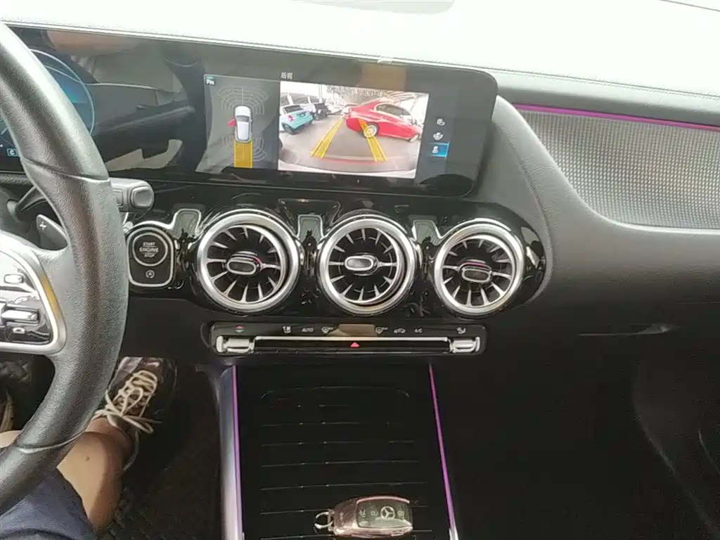 MERCEDES-BENZ GLA