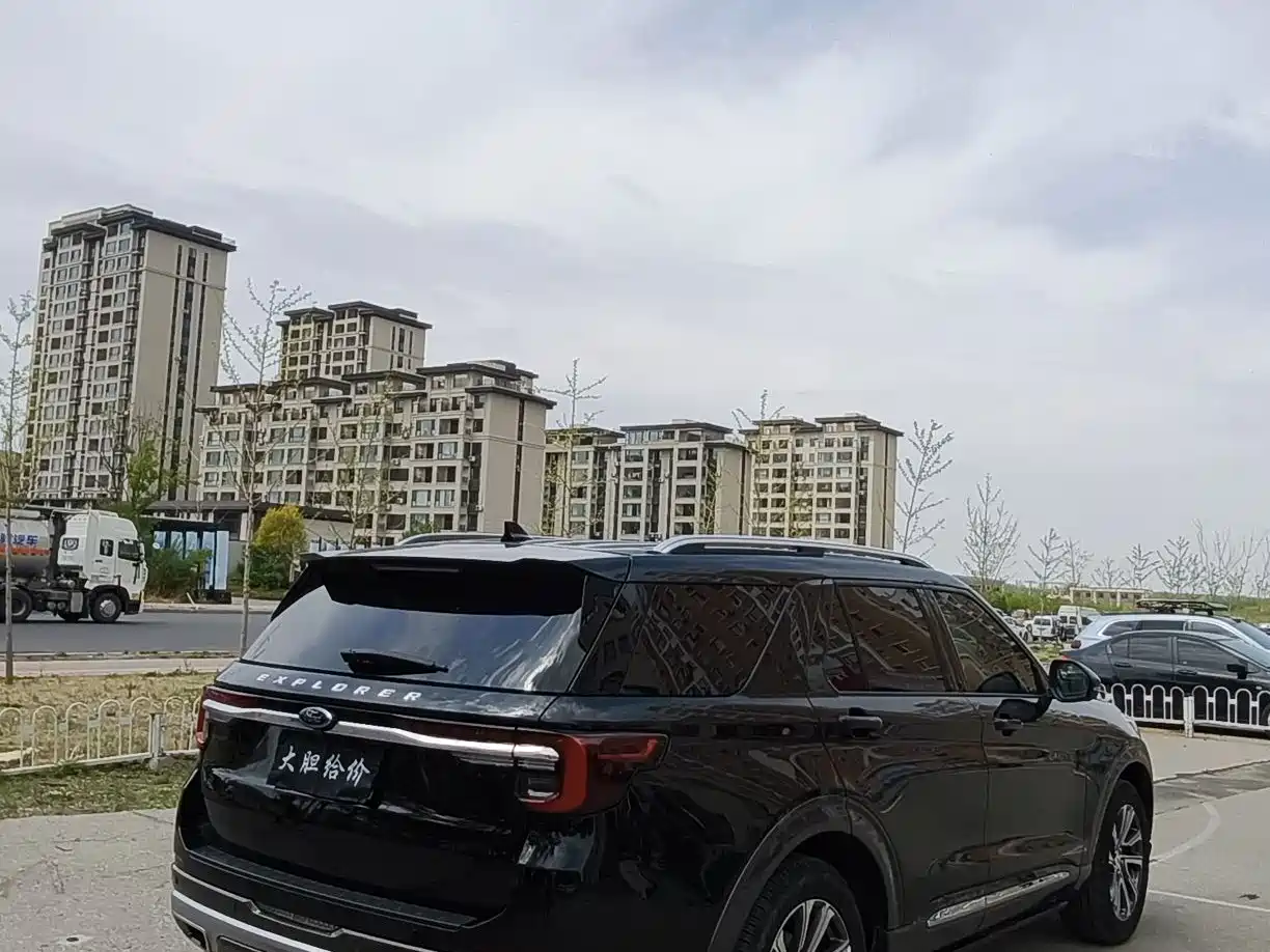 Фото 9 - Ford Explorer