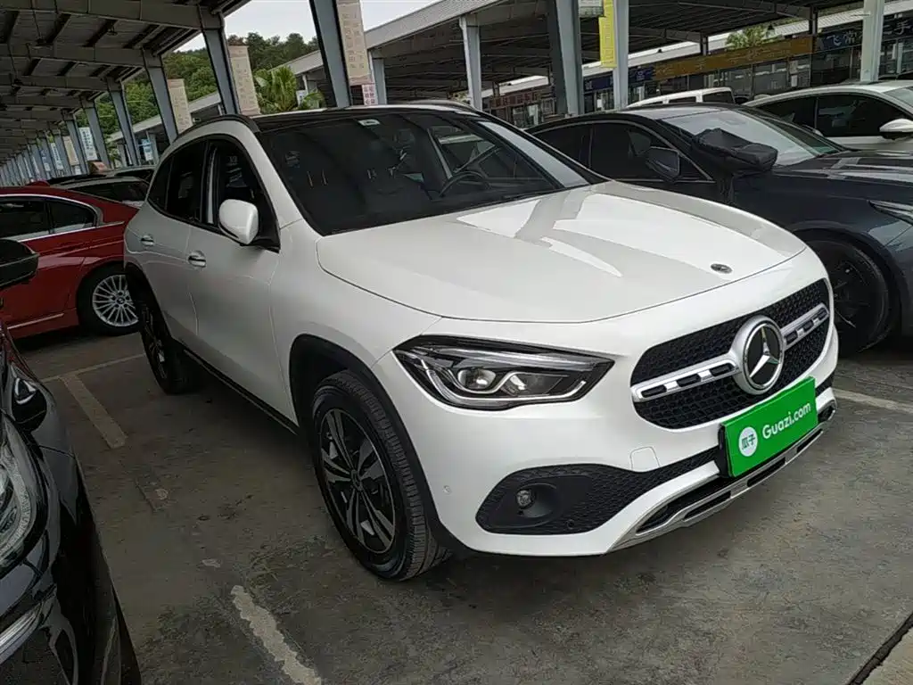 MERCEDES-BENZ GLA