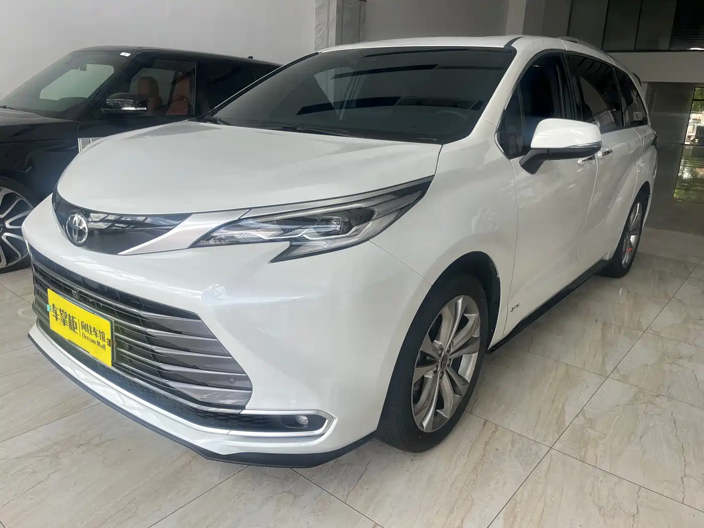 Toyota Sienna 2024 2.5L Hybrid Ultimate Premium Edition фото 2
