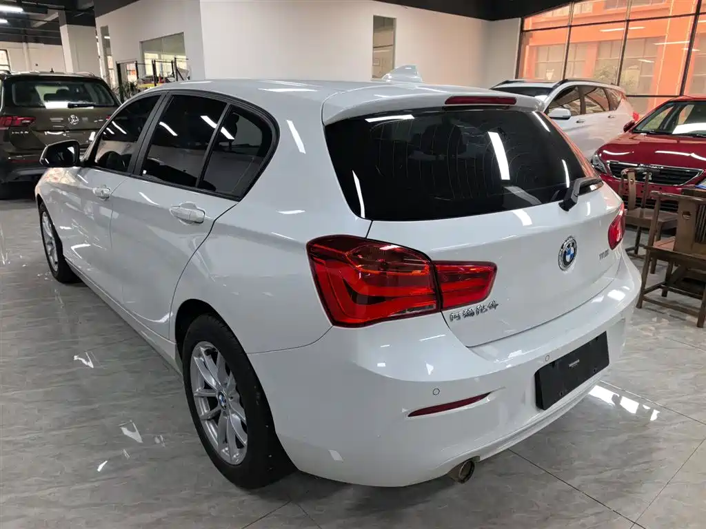 BMW 1 Series (Import) 2018 118i Leading фото 23