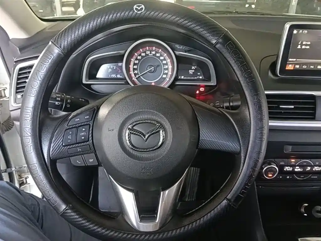 Фото 11 - Mazda Mazda 3