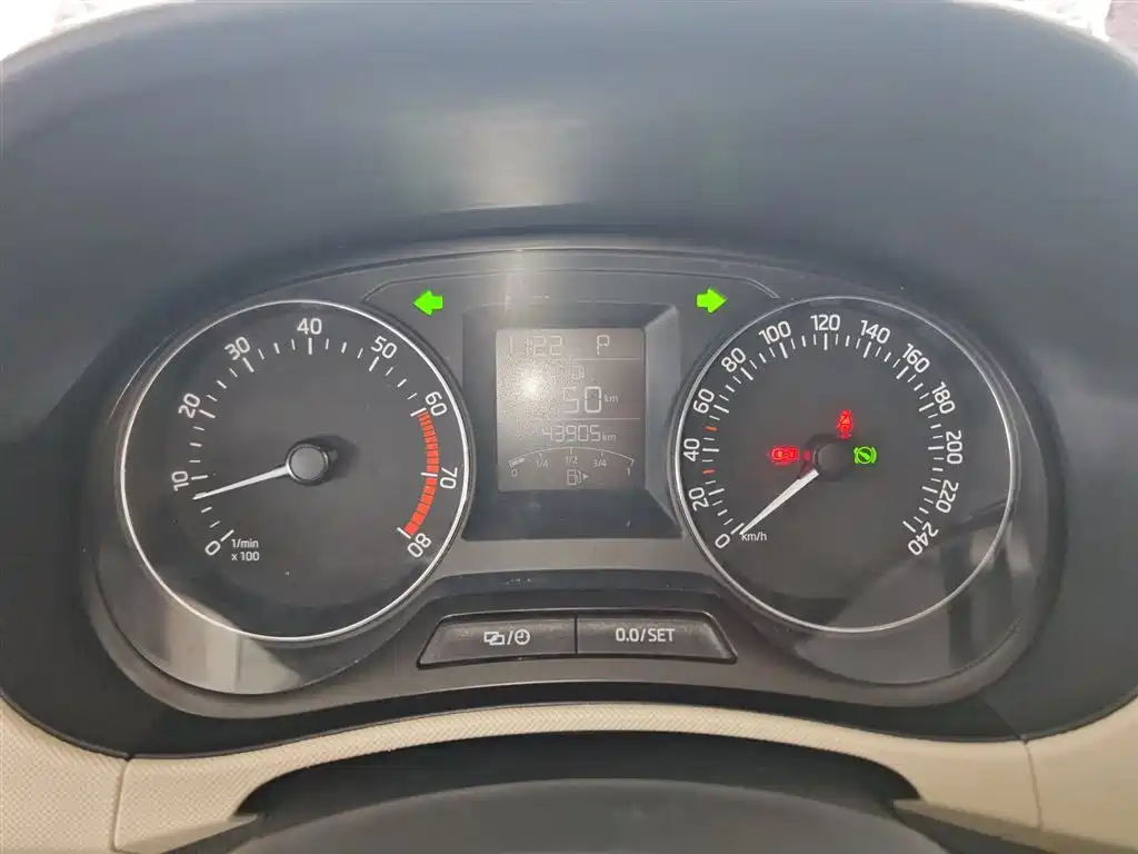 Škoda Fabia 2015 1.6L Automatic Innovation Edition фото 8