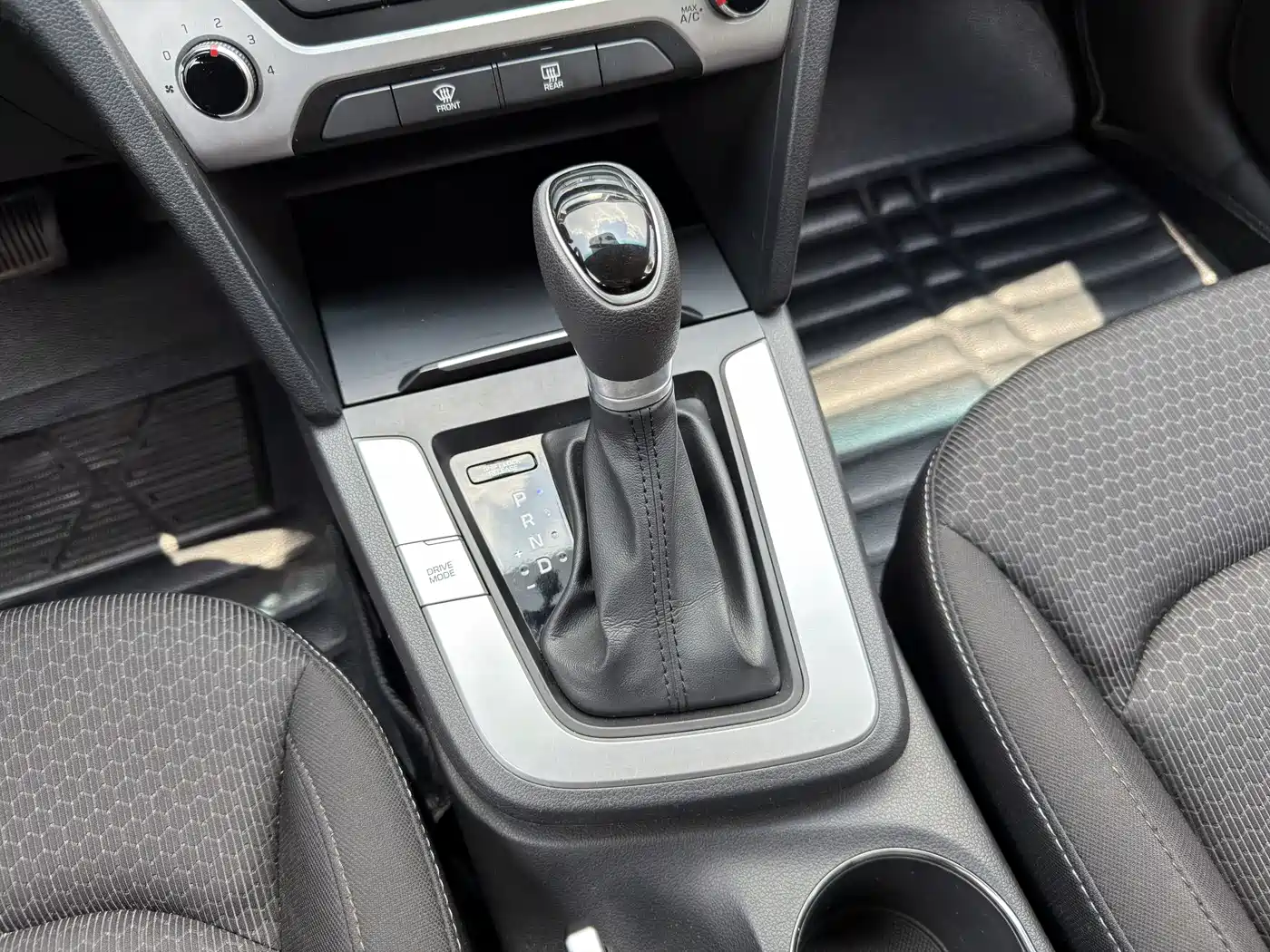 Hyundai Elantra 2016 Model 1.6L Automatic Smart Elite фото 10