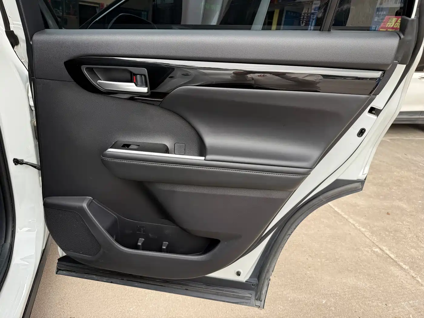 Toyota Highlander 2023 2.5L Smart Hybrid Dual Engine AWD Luxury 7-Seater фото 22