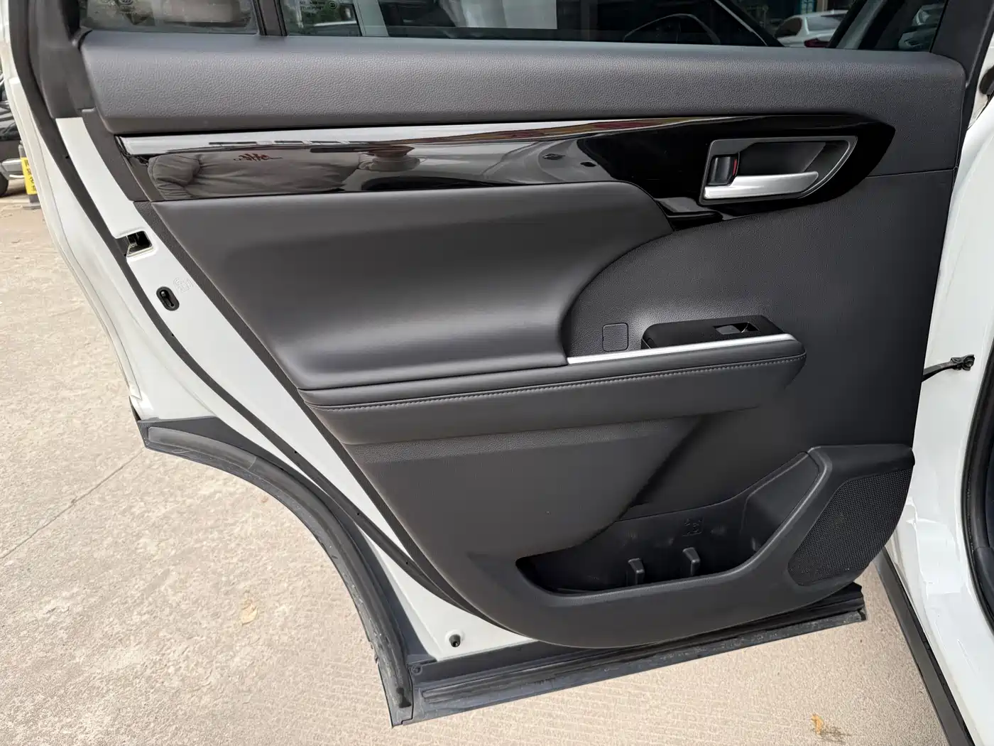 Toyota Highlander 2023 2.5L Smart Hybrid Dual Engine AWD Luxury 7-Seater фото 28