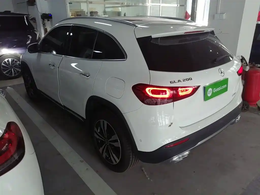 MERCEDES-BENZ GLA