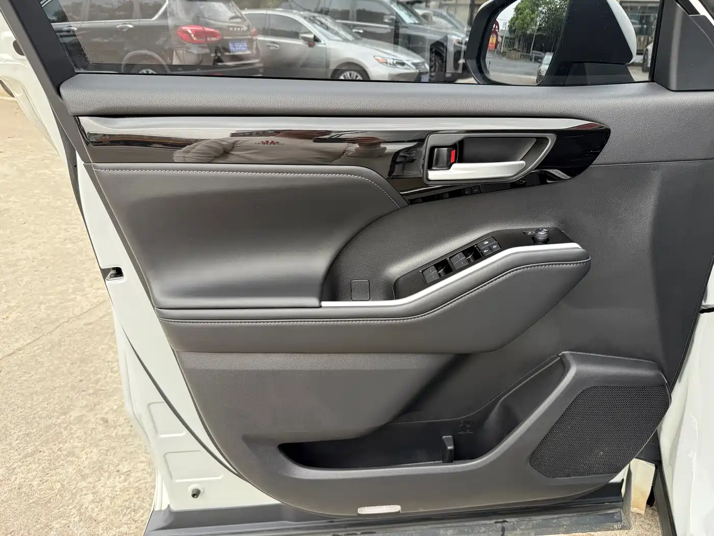 Toyota Highlander 2023 2.5L Smart Hybrid Dual Engine AWD Luxury 7-Seater фото 26