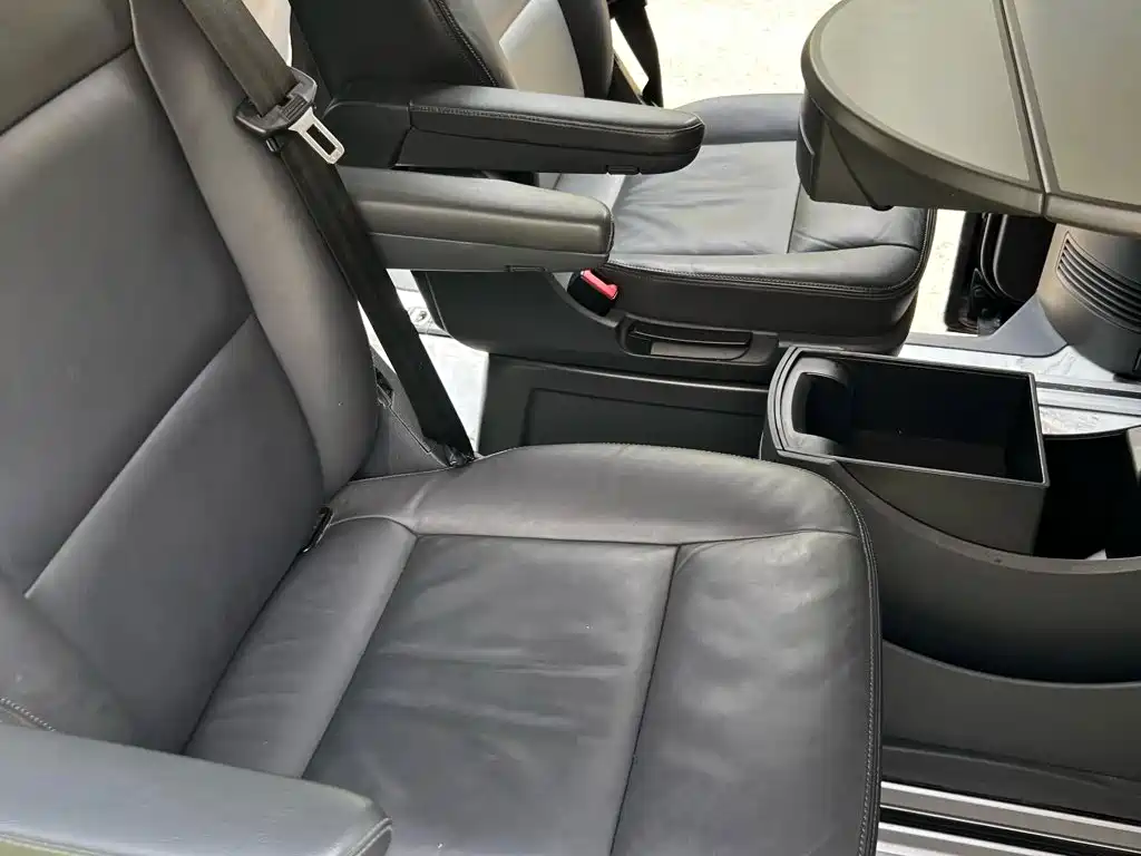 Photo 8 - Volkswagen Multivan