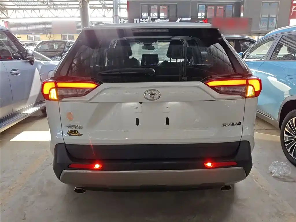 Toyota RAV4 Rongfang 2023 2.0L CVT 2WD 20th Anniversary Platinum Edition фото 6