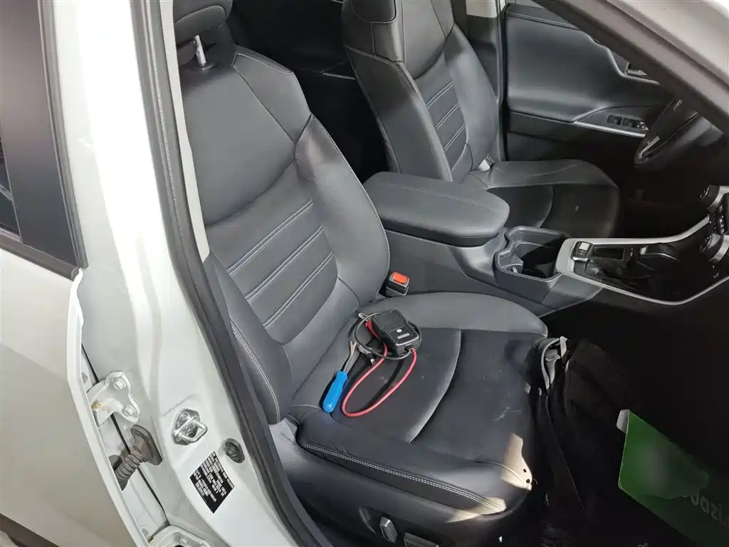 Toyota RAV4 Rongfang 2023 2.0L CVT 2WD 20th Anniversary Platinum Edition фото 25
