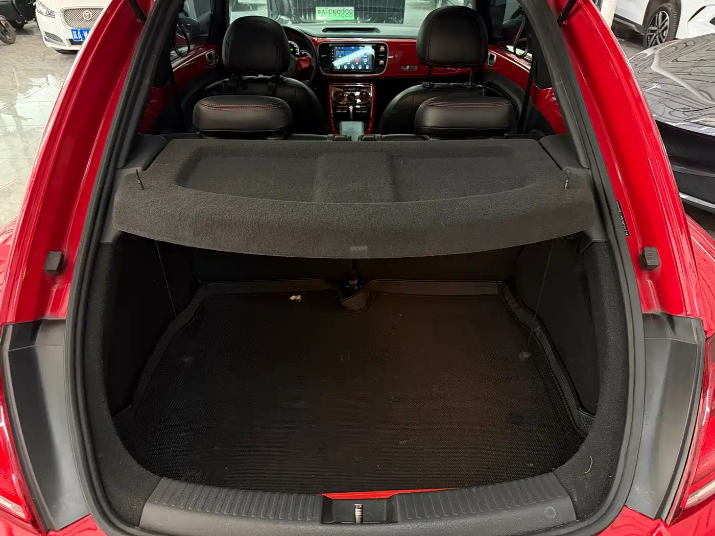Volkswagen Beetle 2018 180TSI Trend Joy Edition фото 19