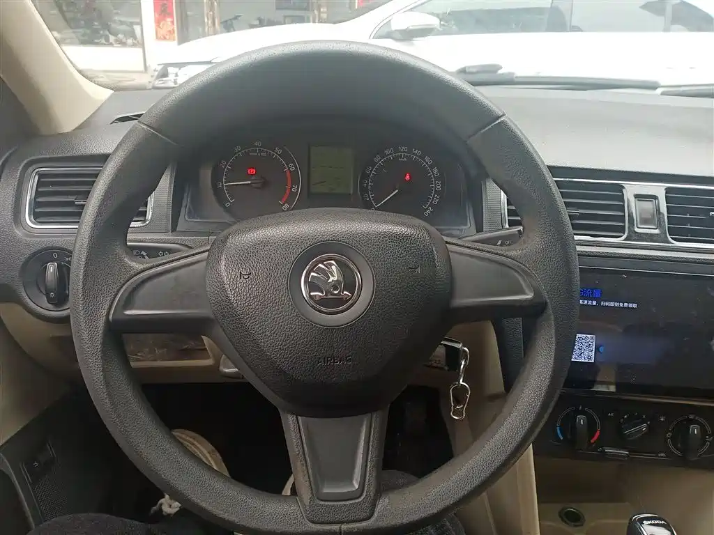 Škoda Rapid 2015 1.6L Automatic Smart Selection фото 11