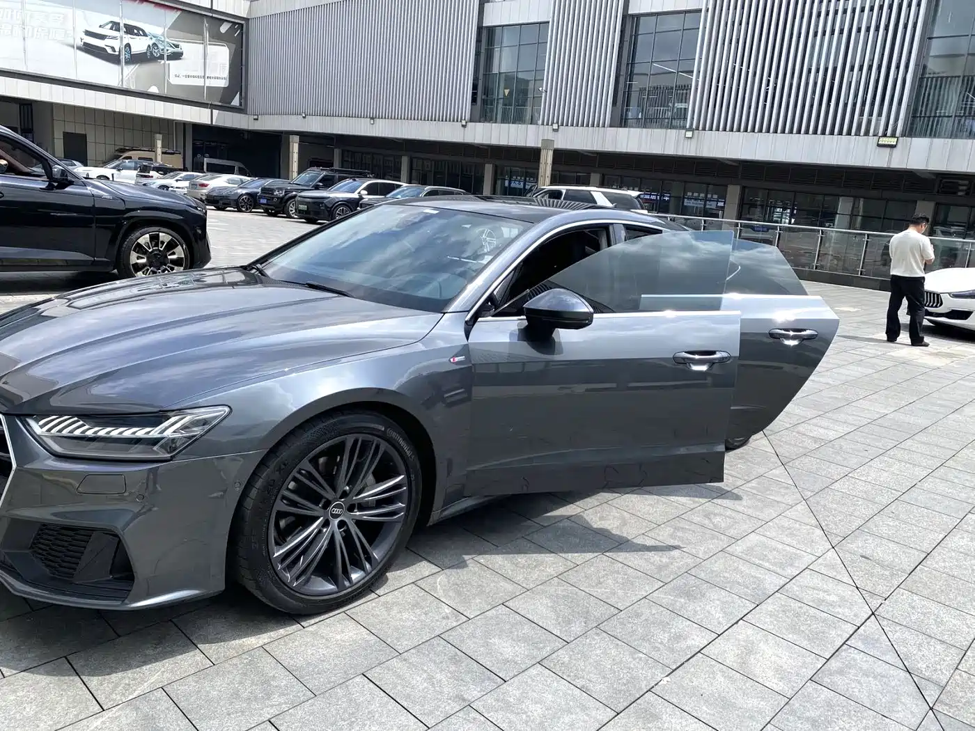 Audi A7 2023 Model 45 TFSI Premium Selection Edition фото 3