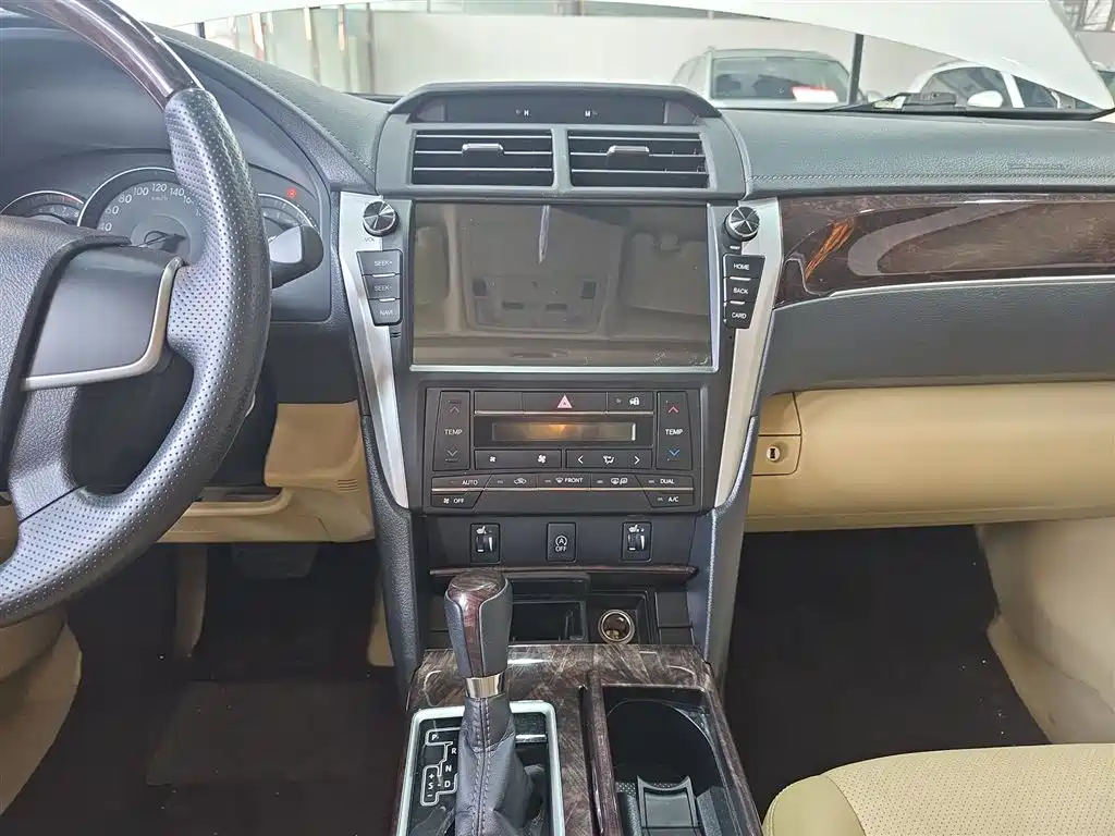 Toyota Camry 2016 2.0G 10th Anniversary Leading Edition фото 13