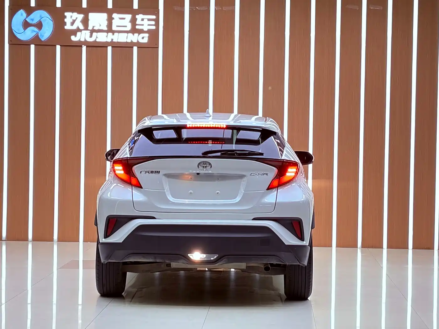 Фото 18 - Toyota C-HR