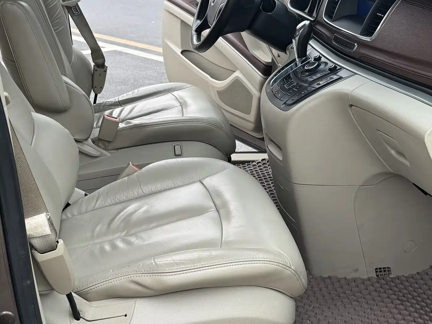 Buick GL8 2015 2.4L Luxury Business Exclusive Edition фото 20