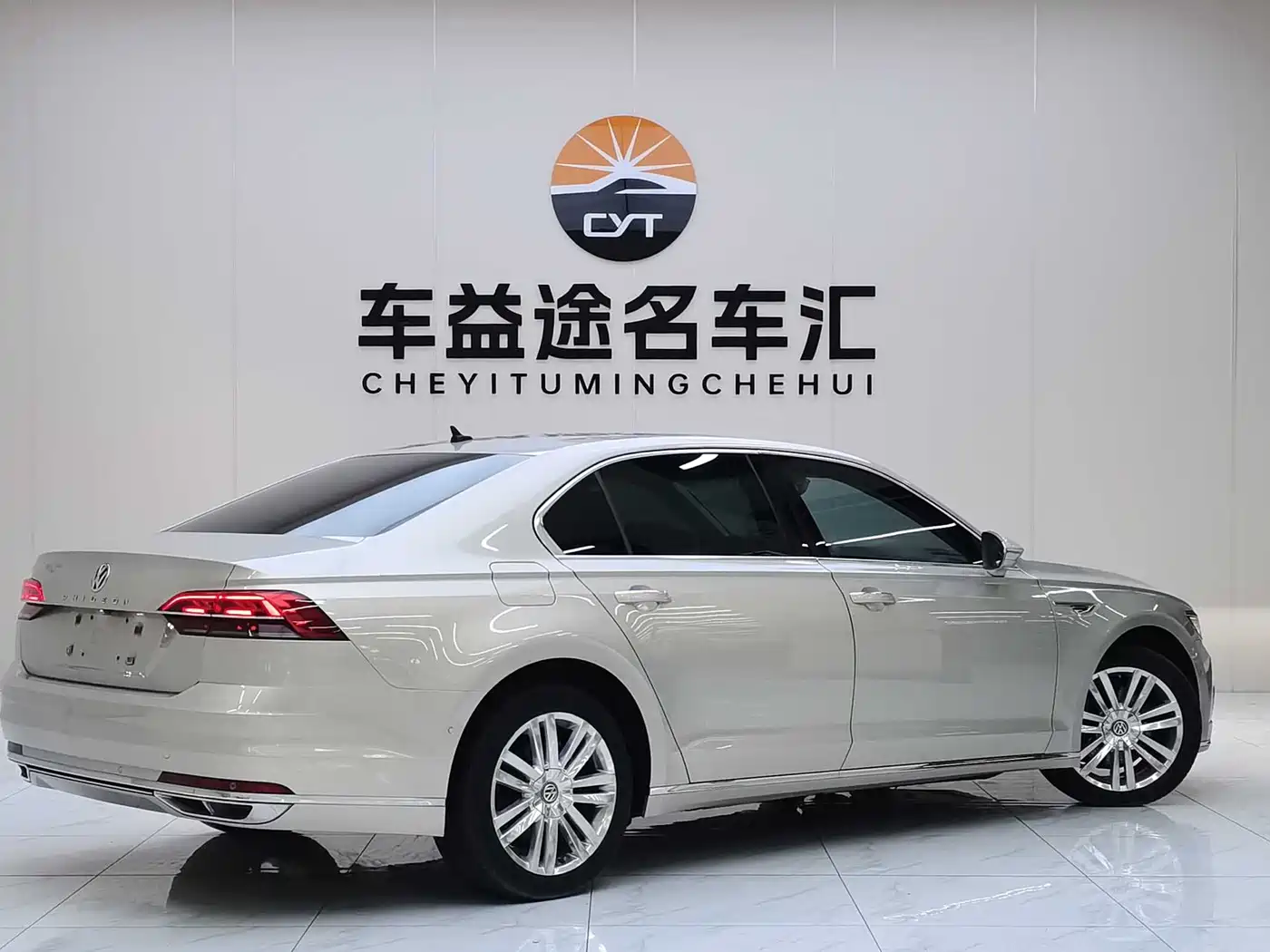 Volkswagen Phideon 2016 380TSI 2WD Executive Edition фото 6
