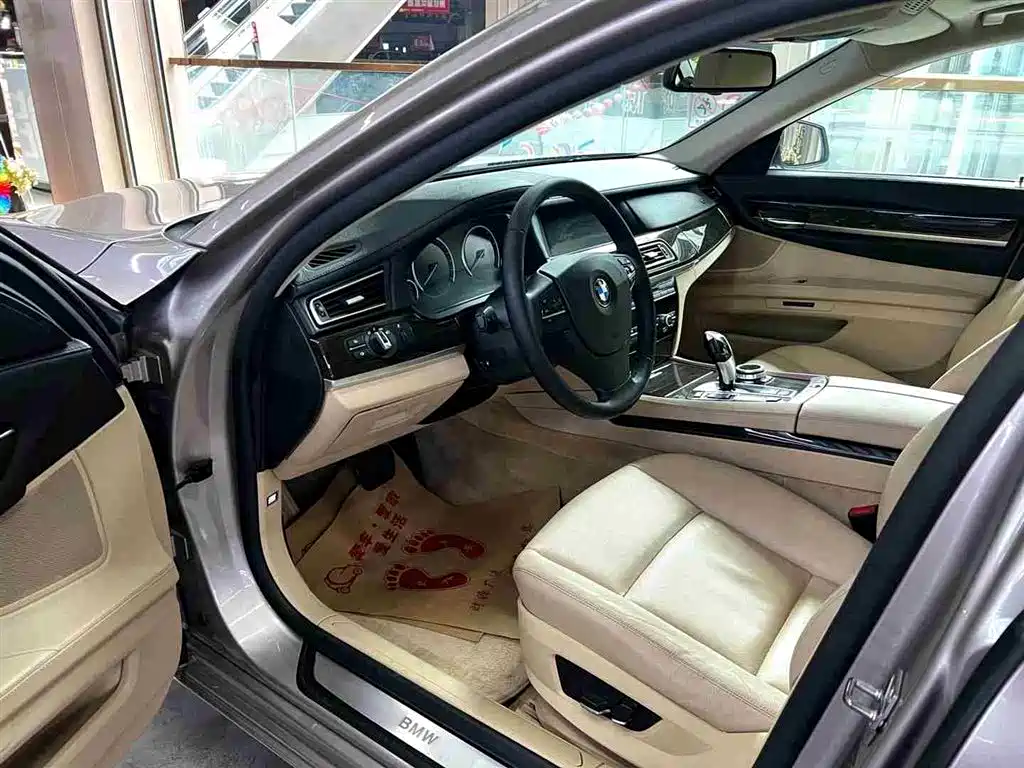 BMW 7 Series 2009 730Li Leading фото 6