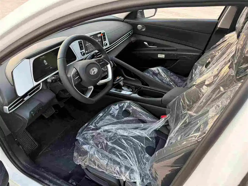 Photo 4 - Hyundai Elantra