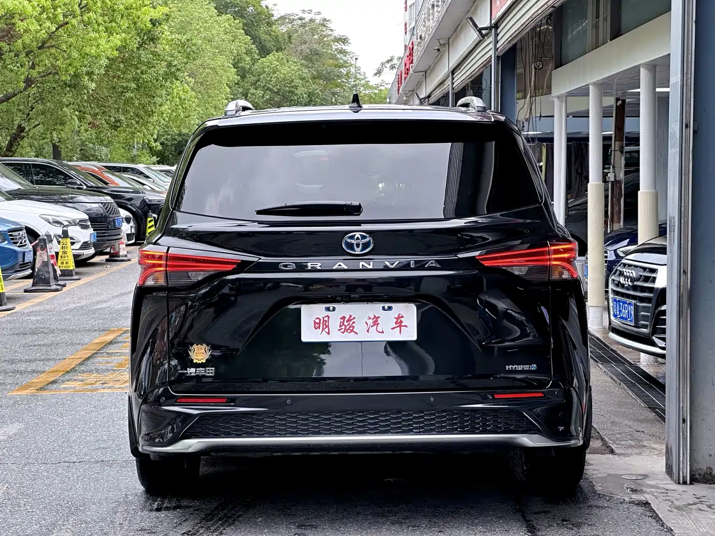 Toyota Granvia 2022 Model Year 2.5L Hybrid Flagship Edition фото 5