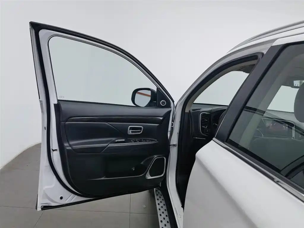 Mitsubishi Outlander 2018 2.4L 4WD Luxury Edition 7-seater фото 8