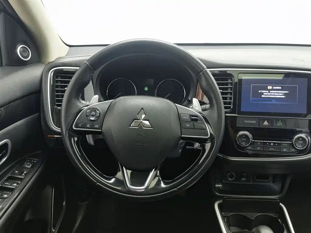 Mitsubishi Outlander 2018 2.4L 4WD Luxury Edition 7-seater фото 11