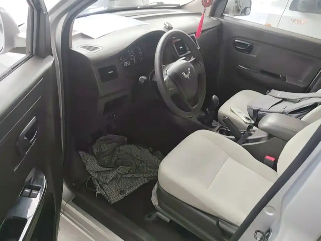 Wuling Motors Wuling Rongguang V 2017 2016 1.5L Standard