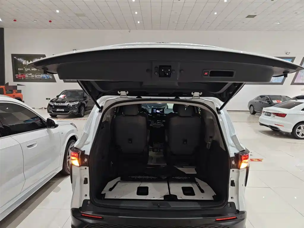 Toyota Granvia 2024 2.5L Hybrid Comfort фото 15