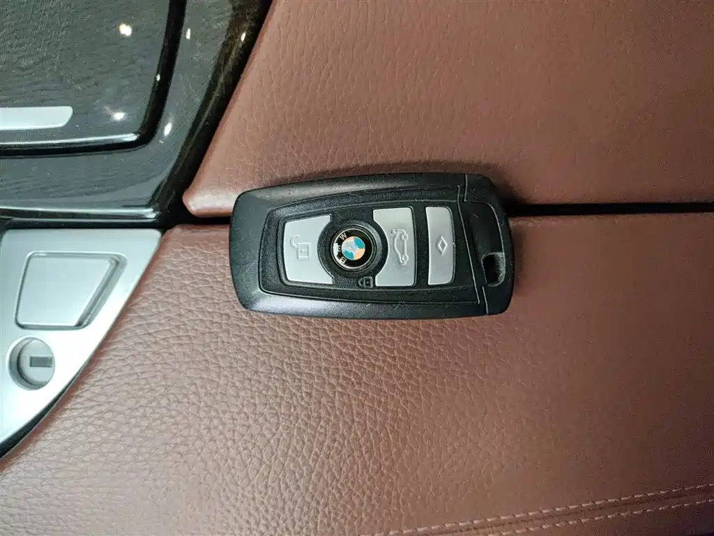 BMW 5 Series 2014 525Li Leading фото 11