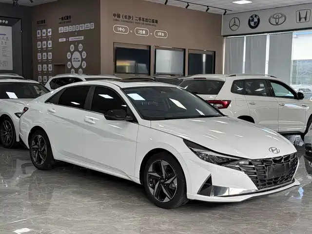 Hyundai Elantra 2022 1.5L CVT LUX Premium Edition — фото 3