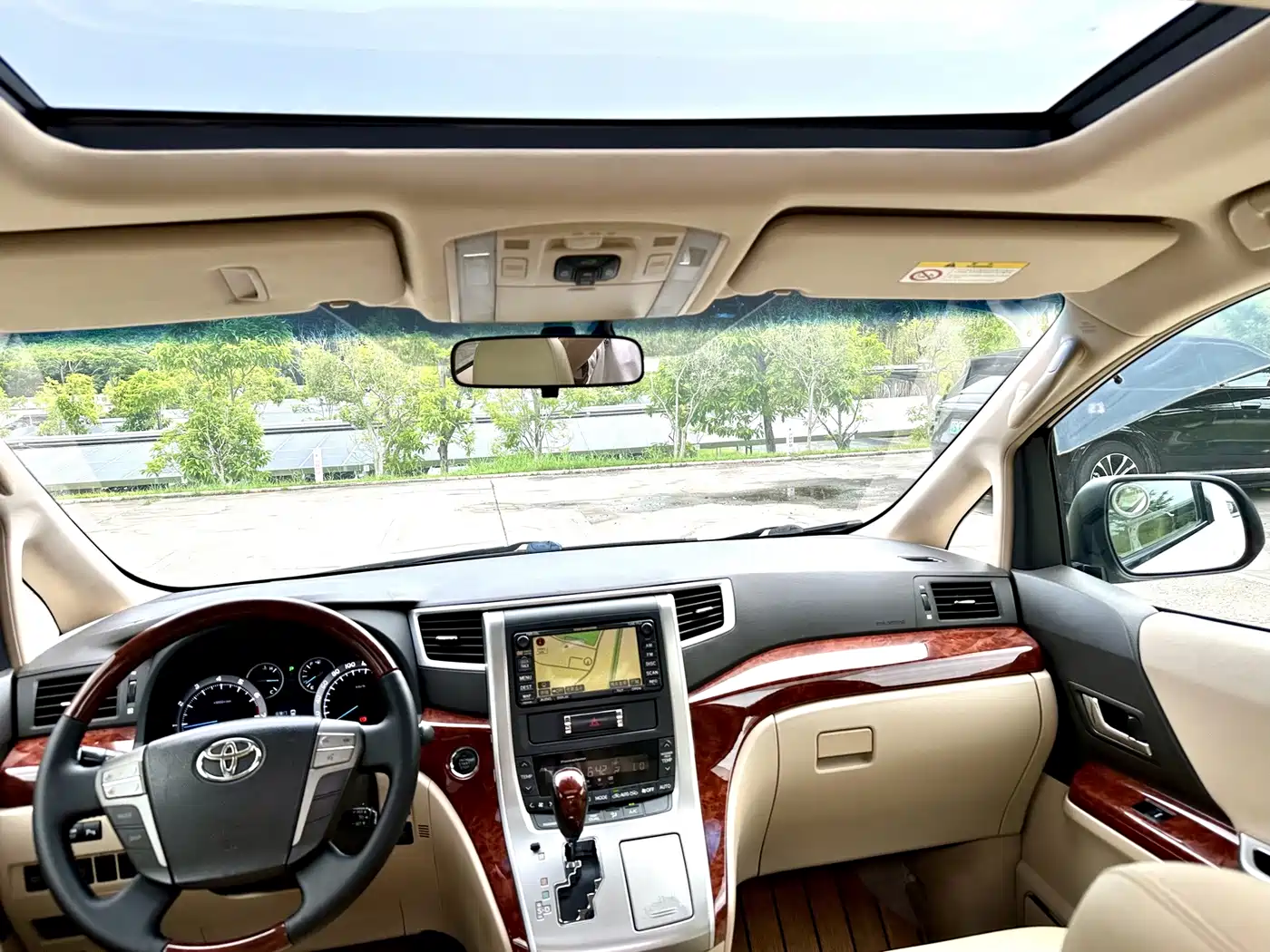 Photo 17 - Toyota Alphard