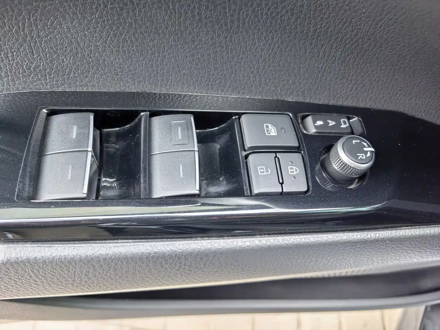 Toyota Camry 2023 2.5G Luxury Edition фото 13
