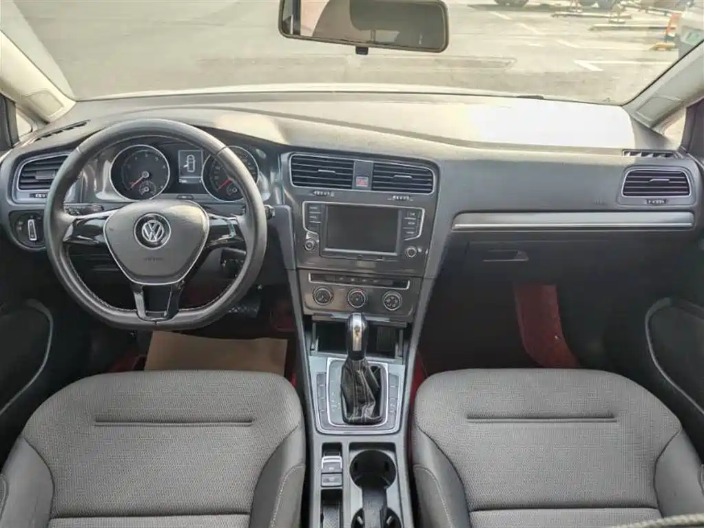 Volkswagen Golf 2017 1.6L Auto Comfort Millionth Edition фото 5