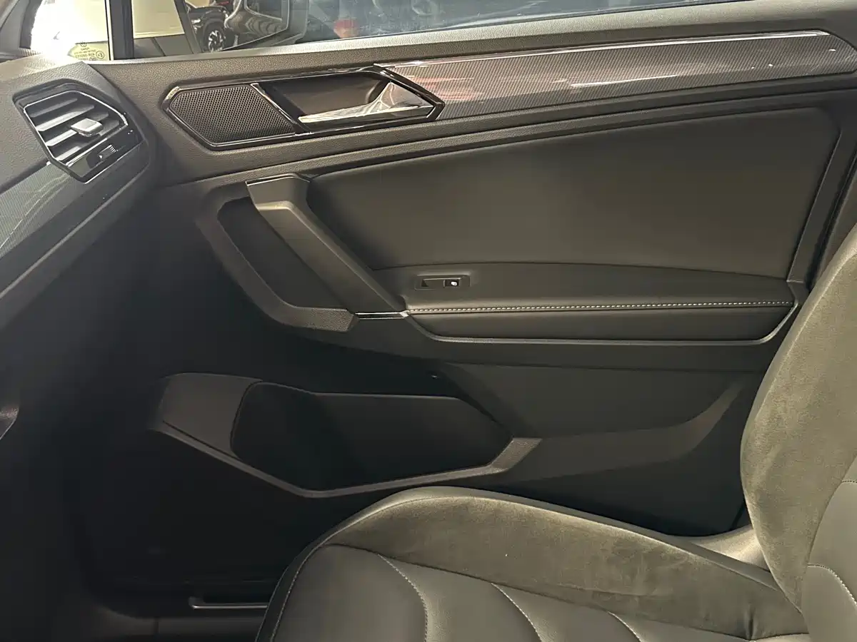 Volkswagen Tiguan L 2021 330TSI Automatic 2WD R-Line Premium фото 20