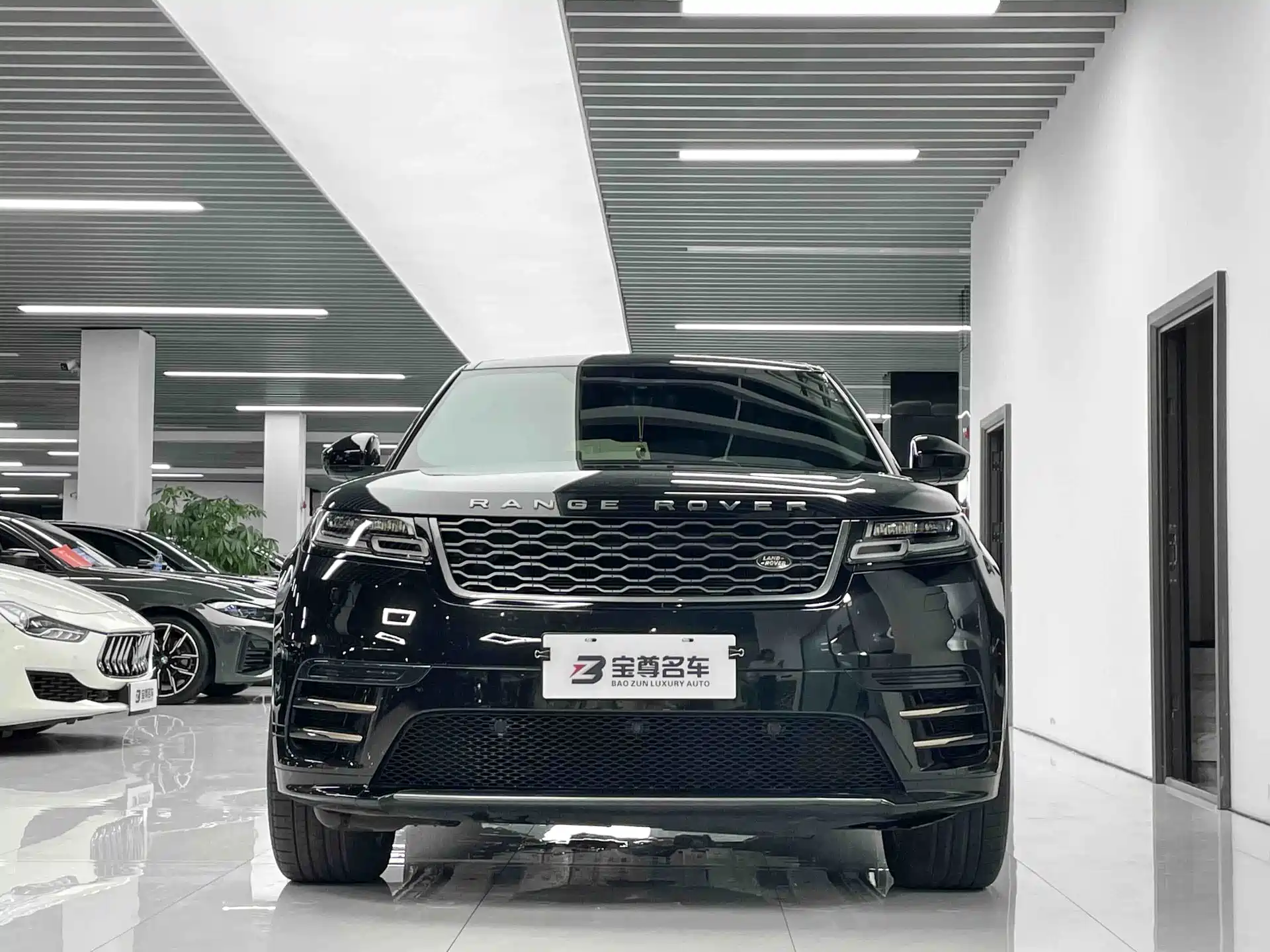 Фото 2 - Land Rover Range Rover Velar