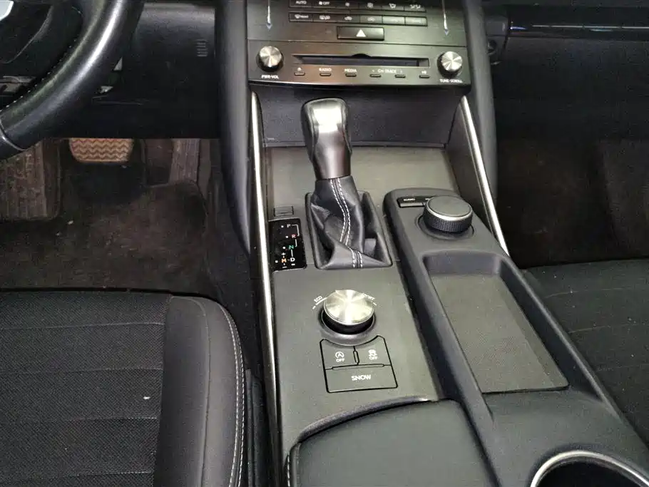 Lexus IS 2017 300 Leading Edition фото 16