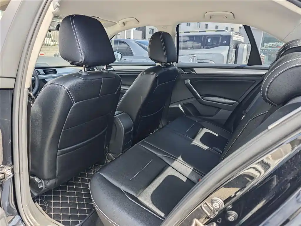 VOLKSWAGEN BORA