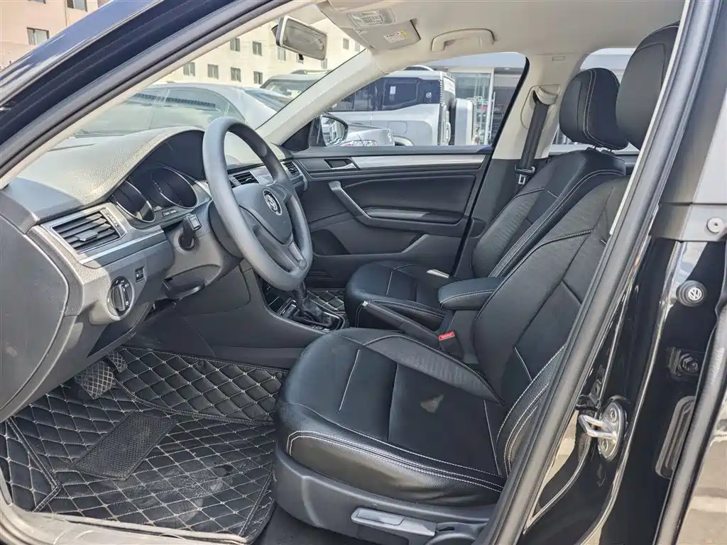 VOLKSWAGEN BORA