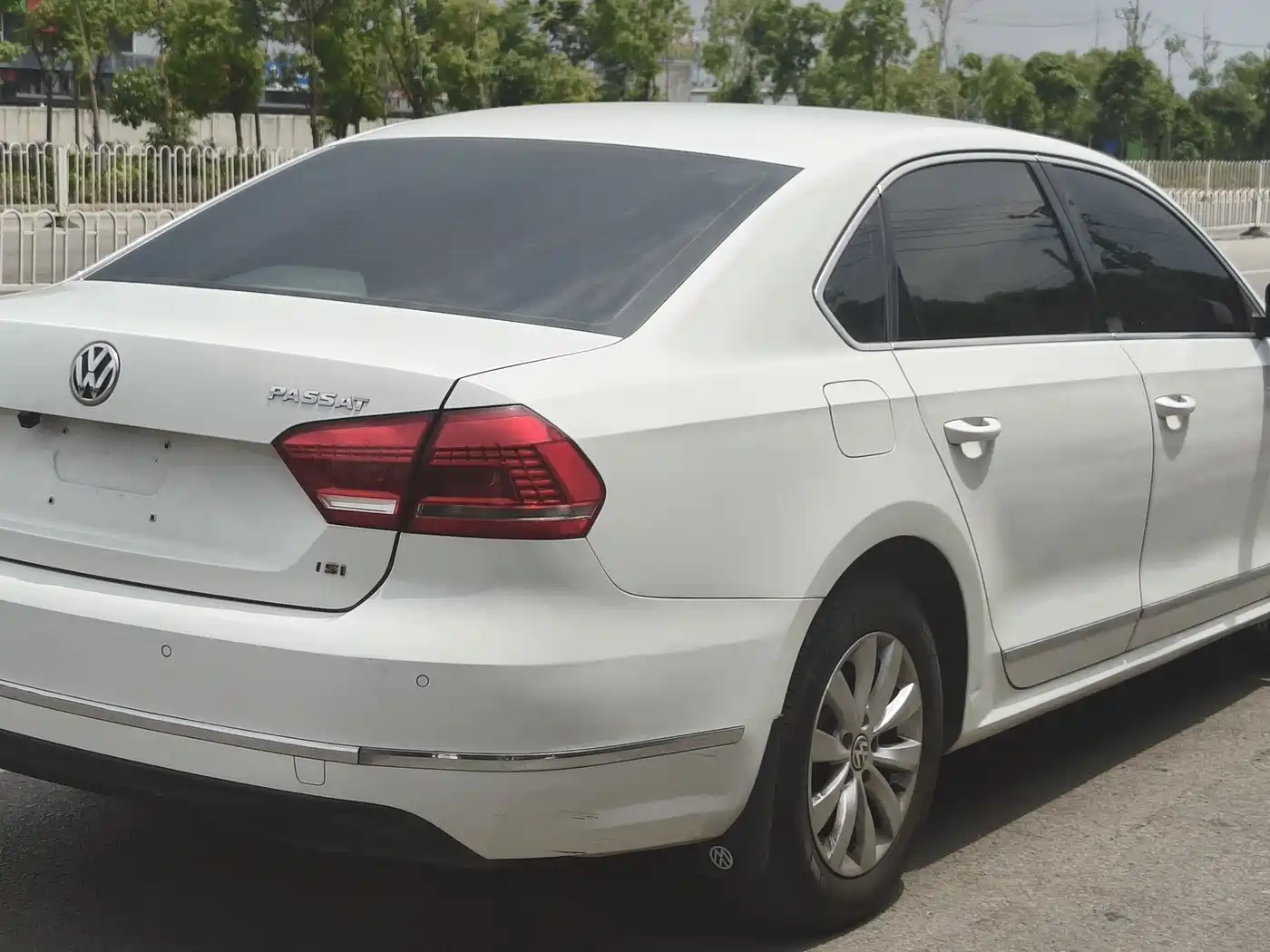 Volkswagen Passat 2015 1.8TSI DSG Honor Edition фото 8