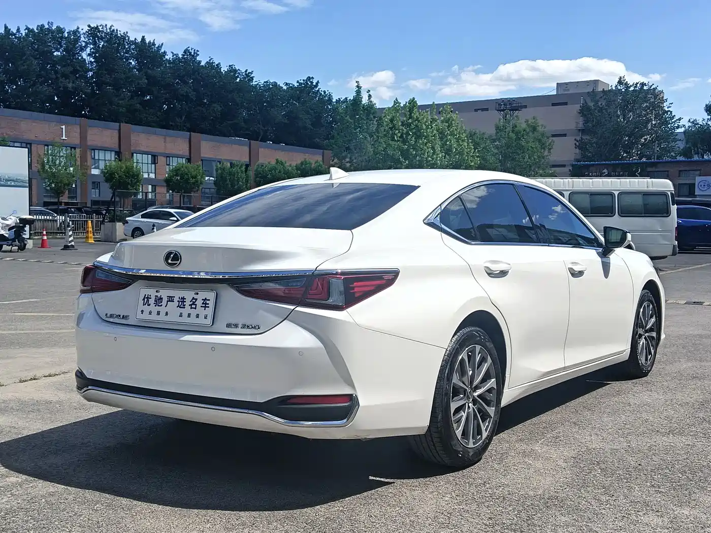 Lexus ES 2021 200 Excellence Edition фото 9