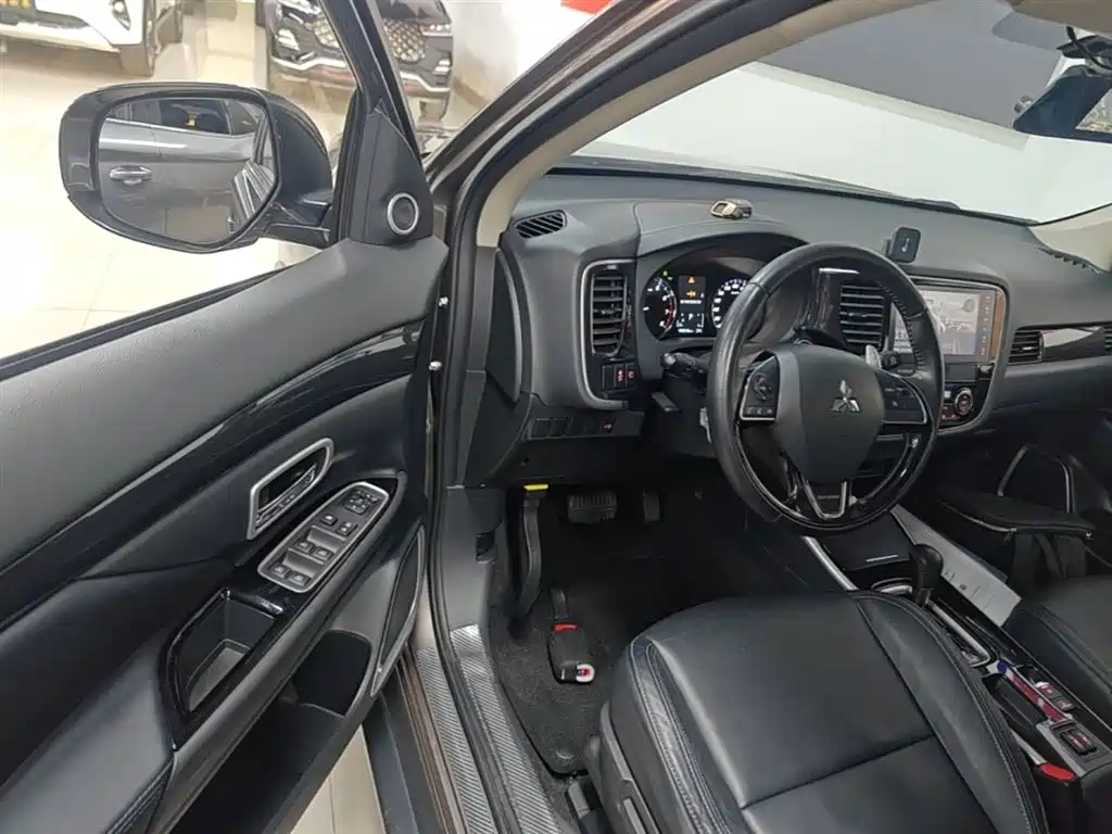 Mitsubishi Outlander 2019 2.4L 2WD Premium Edition 5-seater China V фото 16