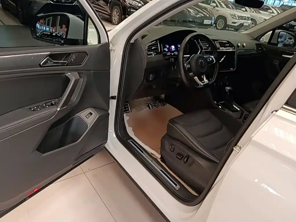 Volkswagen Tiguan L 2021 330TSI Automatic 2WD R-Line Premium фото 16