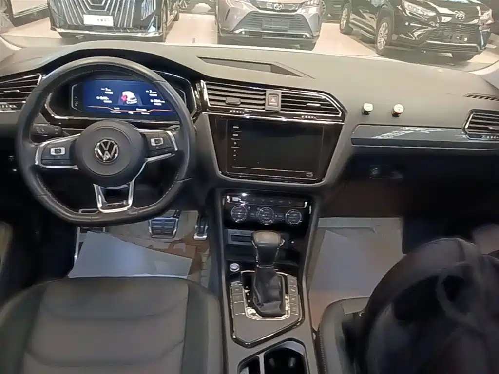 Volkswagen Tiguan L 2021 330TSI Automatic 2WD R-Line Premium фото 10