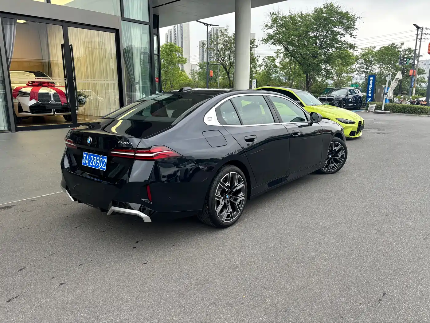 BMW 5 Series 2025 530Li Premium M Sport Package фото 4