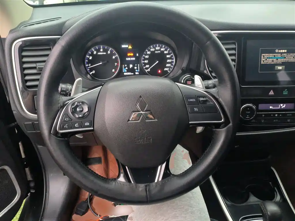 Mitsubishi Outlander 2020 2.4L 4WD Luxury 7-seater фото 8