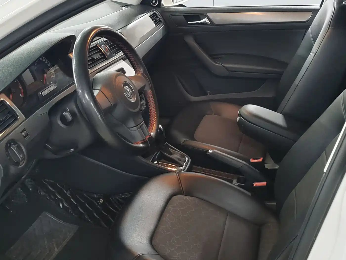Volkswagen Santana 2015 1.6L Automatic Comfort Edition фото 5