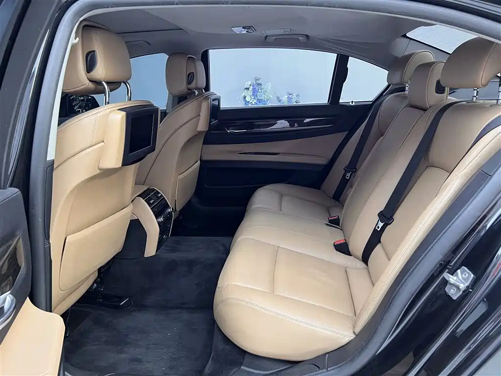 BMW 7 Series 2009 Model 740Li Leading Edition фото 21